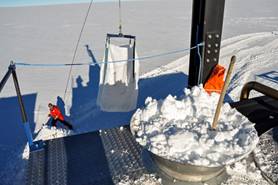 Holger beim Dirigieren der Schneeschmelze