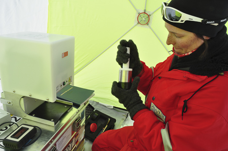 Katharina untersucht die Oberflächen von Schneeproben