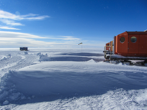 Meterhoch türmte sich der Schnee während dem Drift zwischen den Biwakschachteln