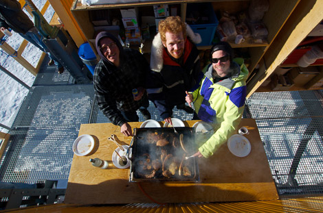 Roger, Tobias und Philipp beim Grillen